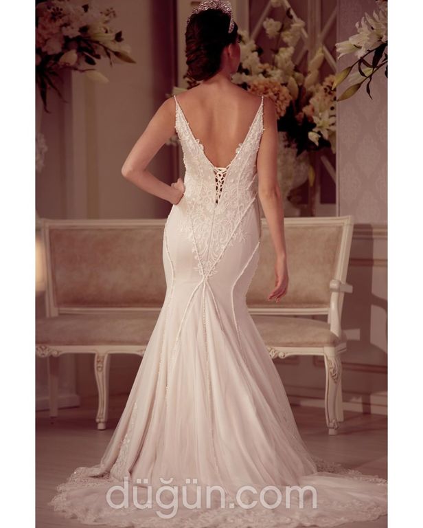 1163 Balık Kesim Sırt Dekolteli V Yaka Gelinlik 2
