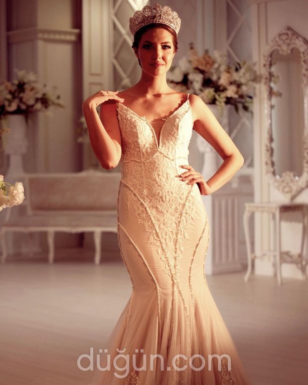 1163 Balık Kesim Sırt Dekolteli V Yaka Gelinlik 4