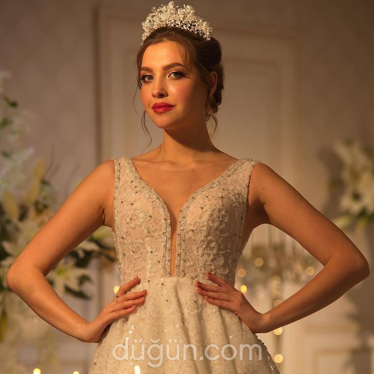 1170 A Kesim Sırt Dekolteli V Yaka Gelinlik 3