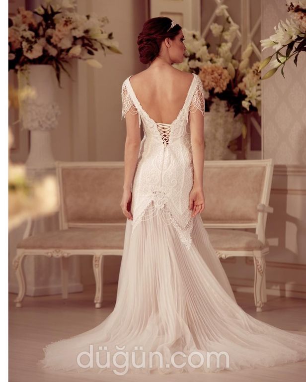 1166 Balık Kesim Sırt Dekolteli V Yaka Gelinlik 3