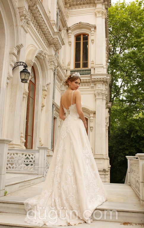 3072 A Kesim Sırt Dekolteli V Yaka Gelinlik 2