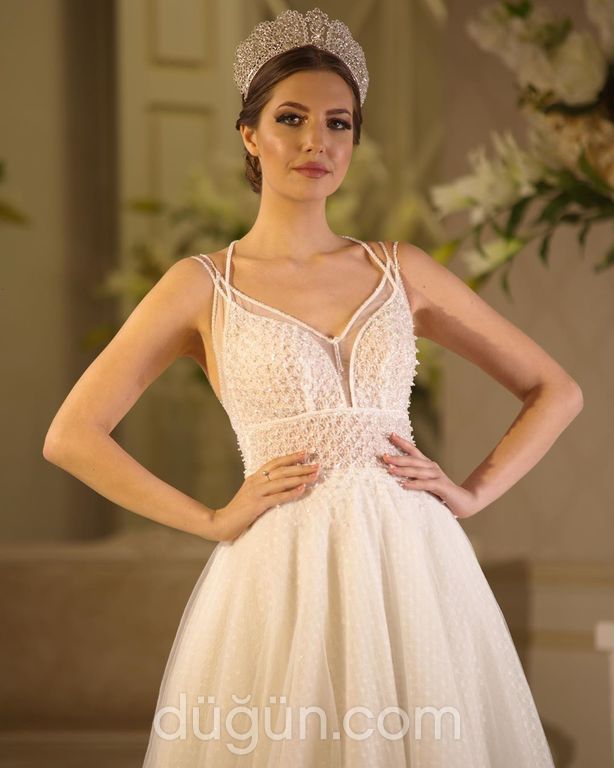 1165 A Kesim Sırt Dekolteli V Yaka Gelinlik 3