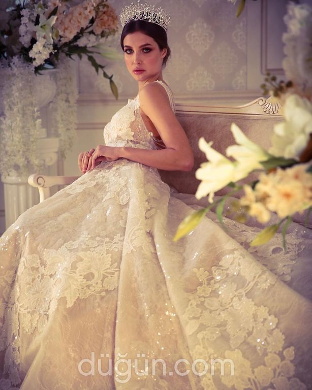 1208 A Kesim Sırt Dekolteli V Yaka Gelinlik 1