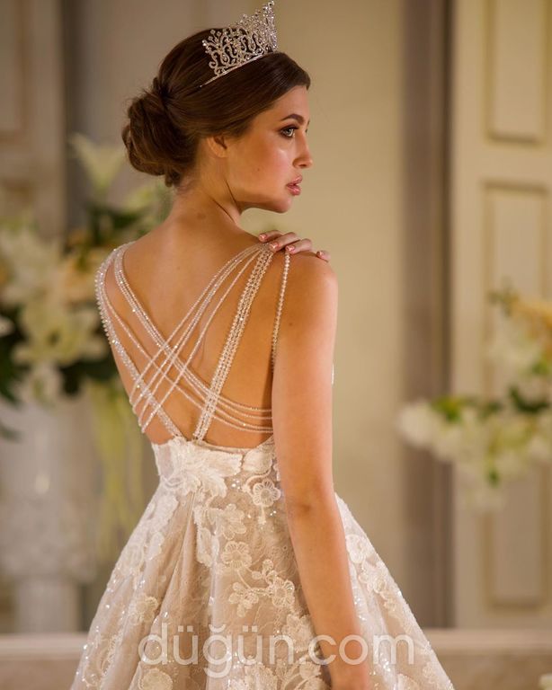 1208 A Kesim Sırt Dekolteli V Yaka Gelinlik 5
