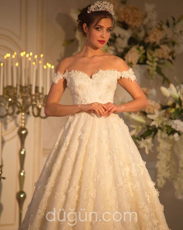 3154 A Kesim Sırt Dekolteli Düşük Omuz Gelinlik 4