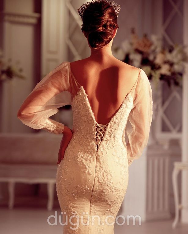 1222 Balık Kesim Sırt Dekolteli V Yaka Gelinlik 1