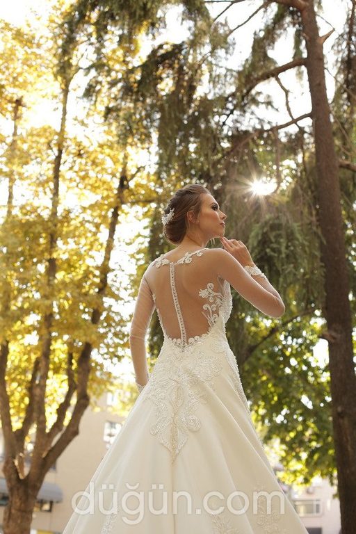 3111 A Kesim Sırt Dekolteli V Yaka Gelinlik 1