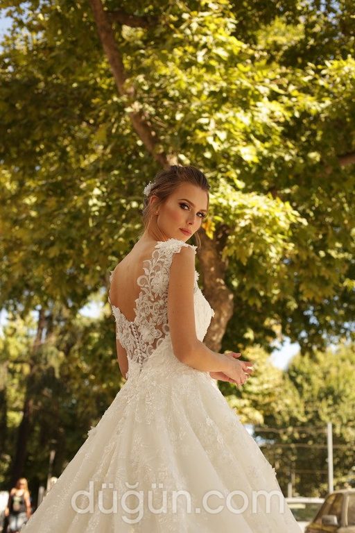 1111 A Kesim Sırt Dekolteli V Yaka Gelinlik 1