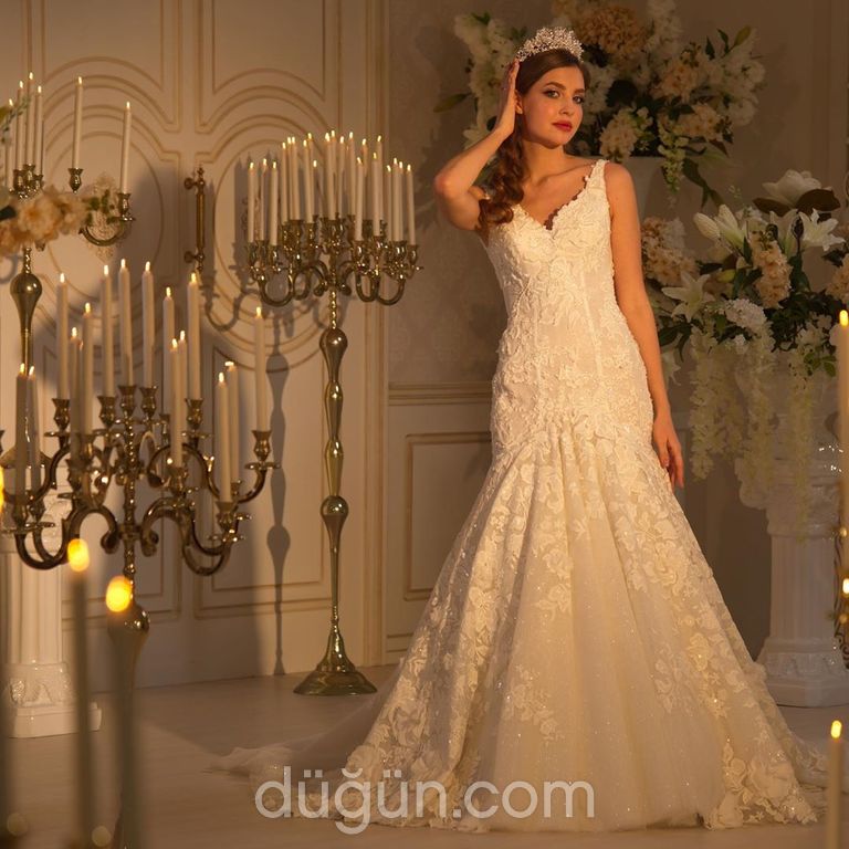 1179 Balık Kesim Sırt Dekolteli V Yaka Gelinlik 1