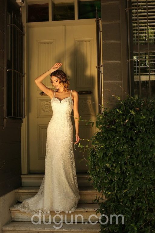 NRM 2 Sırt Dekolteli V Yaka Düz Kesim Gelinlik 2