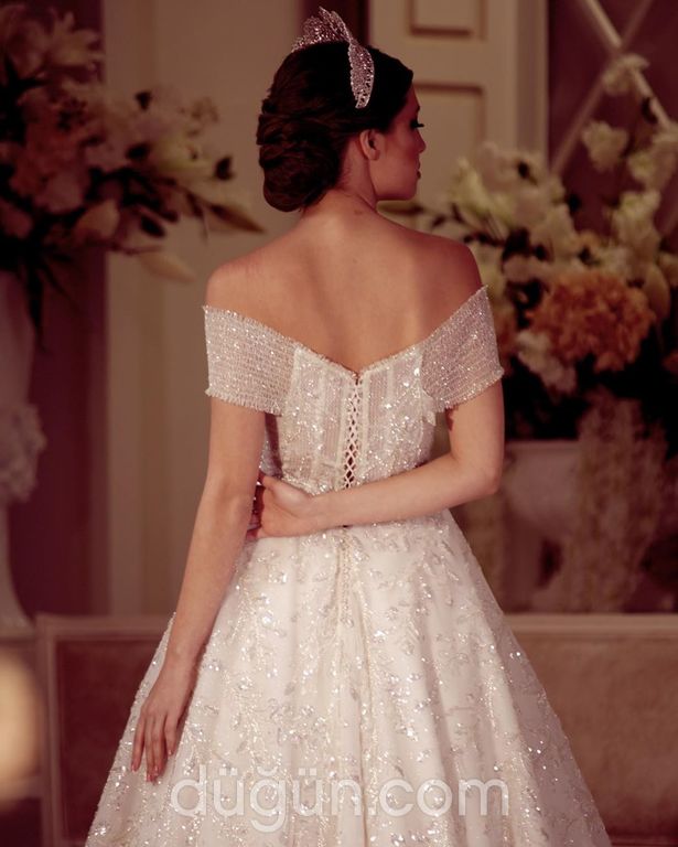 1229 A Kesim Sırt Dekolteli Düşük Omuz Gelinlik 4