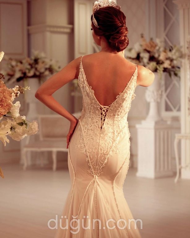 1163 Balık Kesim Sırt Dekolteli V Yaka Gelinlik 1