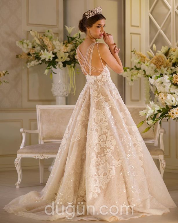 1208 A Kesim Sırt Dekolteli V Yaka Gelinlik 2