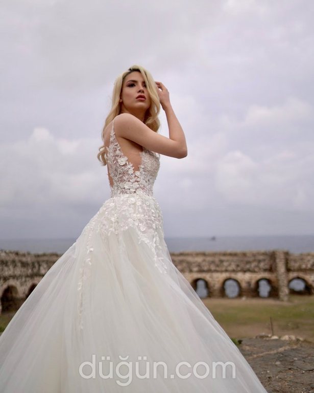 7003 A Kesim V Yaka Göğüs Dekolteli Gelinlik 2