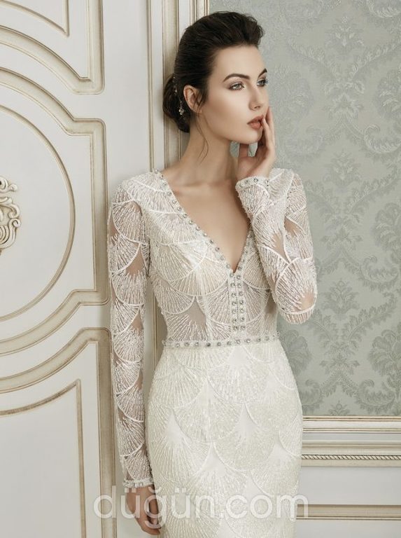 34017-008  Balık Kesim Sırt Dekolteli V Yaka Gelinlik 1