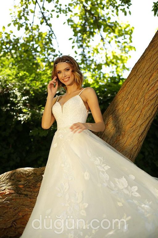 3035 Sırt Dekolteli V Yaka Modern Gelinlik 1