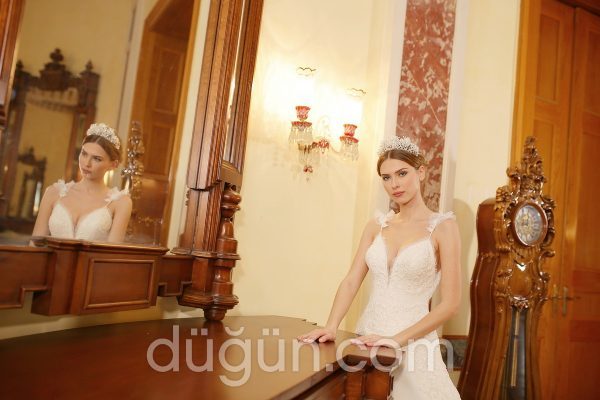 1098 A Kesim Sırt Dekolteli V Yaka Gelinlik 3