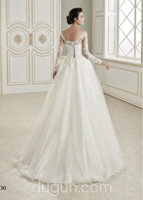 34017-028  Balık Kesim Sırt Dekolteli V Yaka Gelinlik 2