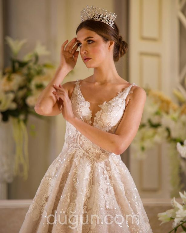 1208 A Kesim Sırt Dekolteli V Yaka Gelinlik 4