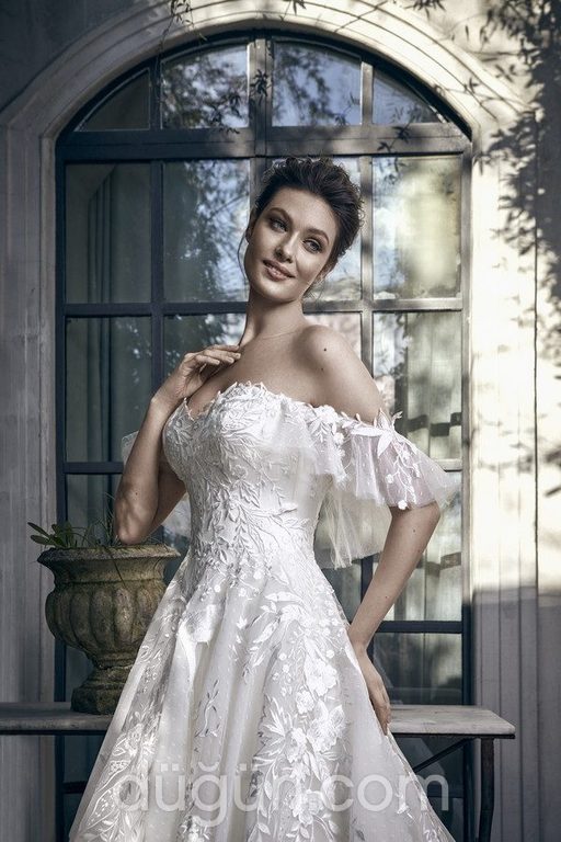 1017 A Kesim Sırt Dekolteli Düşük Omuz Gelinlik 2