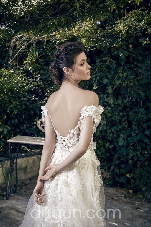 1003 A Kesim Sırt Dekolteli Düşük Omuz Gelinlik 2