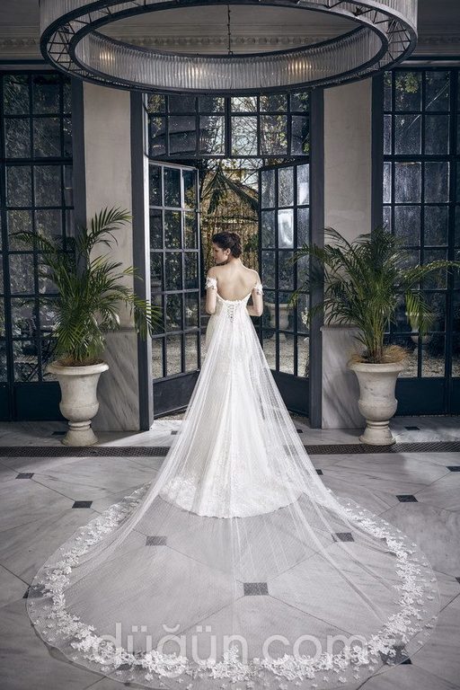 1005 Balık Kesim Sırt Dekolteli Düşük Omuz Gelinlik 2