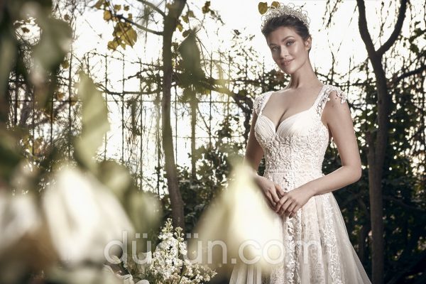 1029 Sırt Dekolteli V Yaka Düz Kesim Gelinlik 4