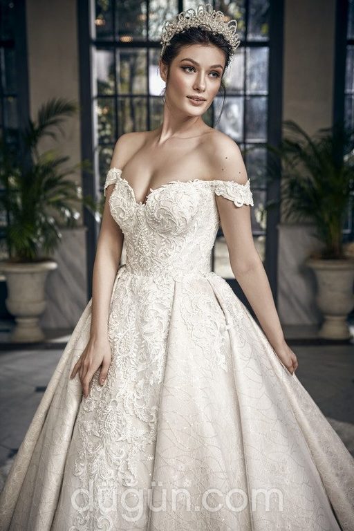 3067 Prenses Kesim Sırt Dekolteli Düşük Omuz Gelinlik 2