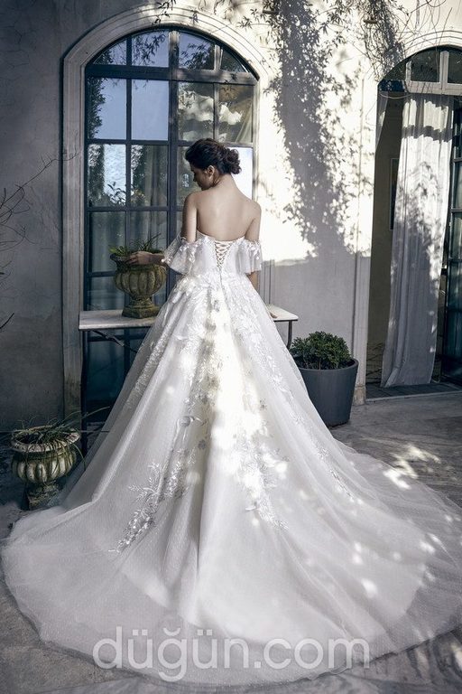 1017 A Kesim Sırt Dekolteli Düşük Omuz Gelinlik 1