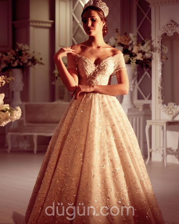 1229 A Kesim Sırt Dekolteli Düşük Omuz Gelinlik 2