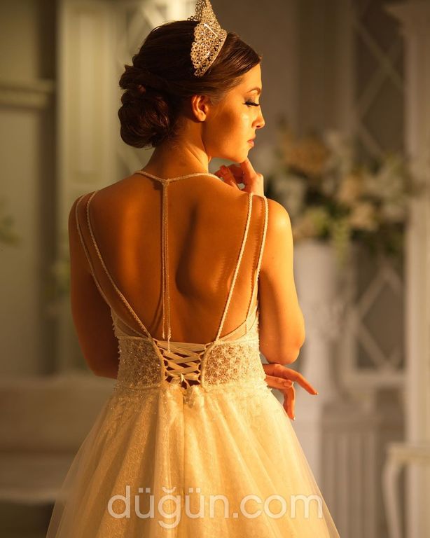 1165 A Kesim Sırt Dekolteli V Yaka Gelinlik 1