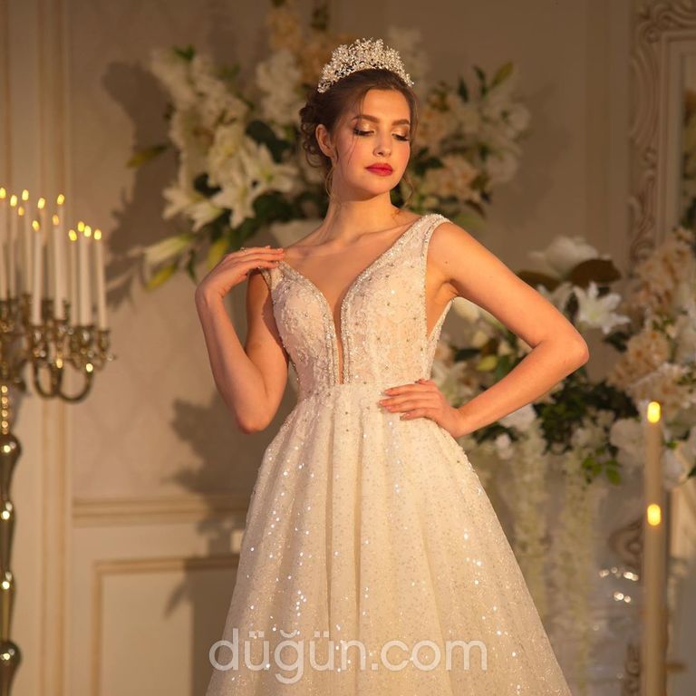 1170 A Kesim Sırt Dekolteli V Yaka Gelinlik 4