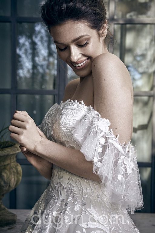 1017 A Kesim Sırt Dekolteli Düşük Omuz Gelinlik 3