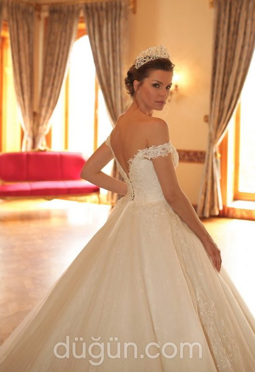 3069 Prenses Kesim Sırt Dekolteli Düşük Omuz Gelinlik 4