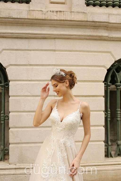 3072 A Kesim Sırt Dekolteli V Yaka Gelinlik 3