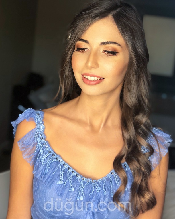Dalgalı Açık Nişan Saçı Modeli