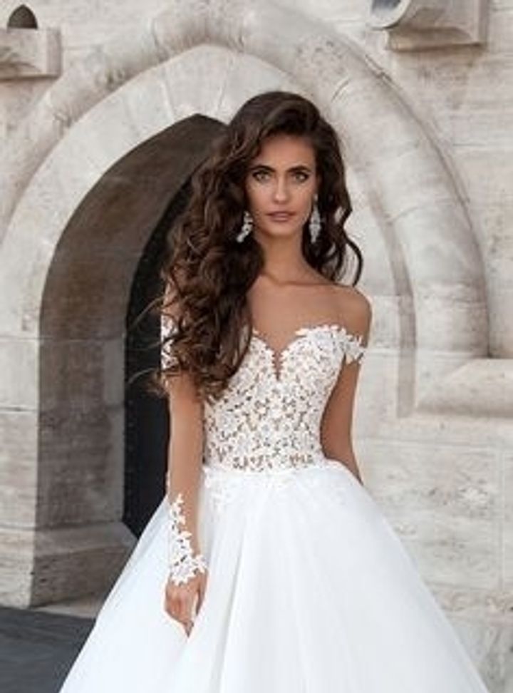 PG022  A Kesim Düşük Omuz Göğüs Dekolteli Gelinlik