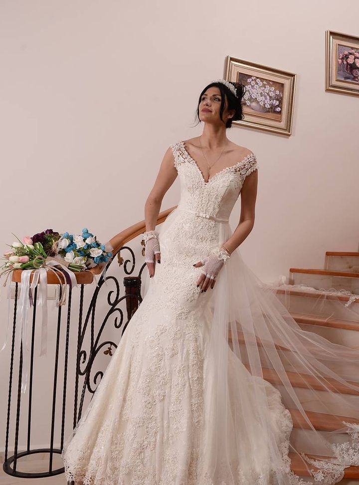 Esim Gelinlik 41 Balık Kesim V Yaka Göğüs Dekolteli Gelinlik