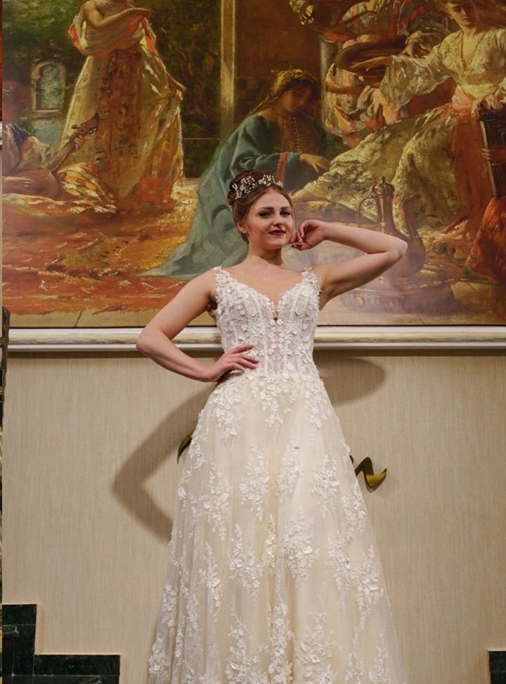 Esim Gelinlik 2018-001 Sırt Dekolteli V Yaka Düz Kesim Gelinlik