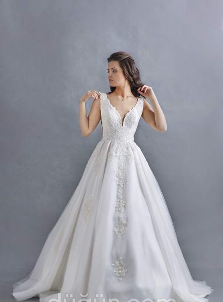 Nehir Tayman Aster Prenses Kesim V Yaka Göğüs Dekolteli Gelinlik