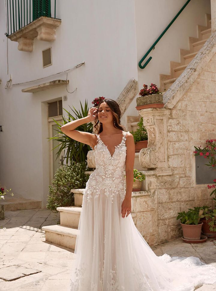 Madi Lane 3  V Yaka Düz Kesim Göğüs Dekolteli Gelinlik