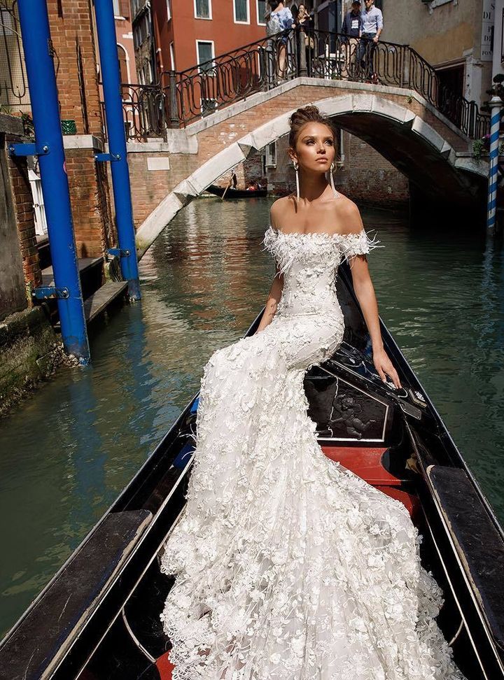 Julie Vino  14 Balık Kesim Düşük Omuz Göğüs Dekolteli Gelinlik