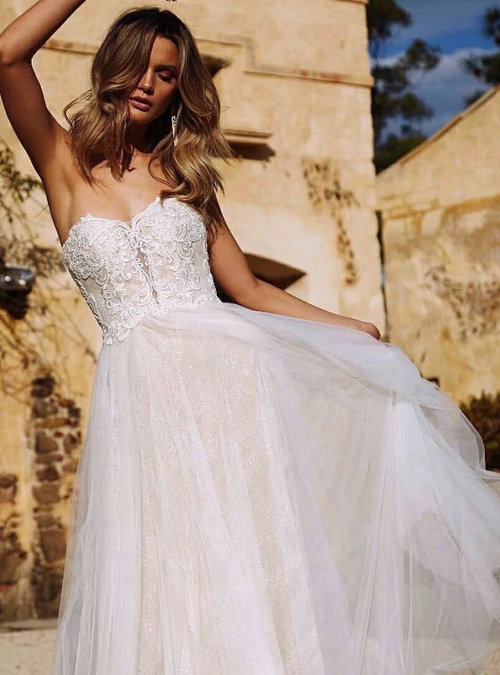 Madi Lane 5  Straplez Düz Kesim Göğüs Dekolteli Gelinlik