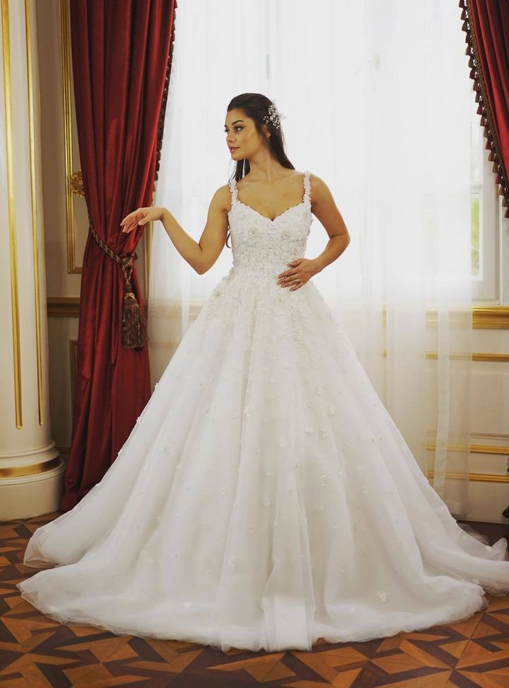 Cansu Tasçı Couture 23 A Kesim V Yaka Göğüs Dekolteli Gelinlik