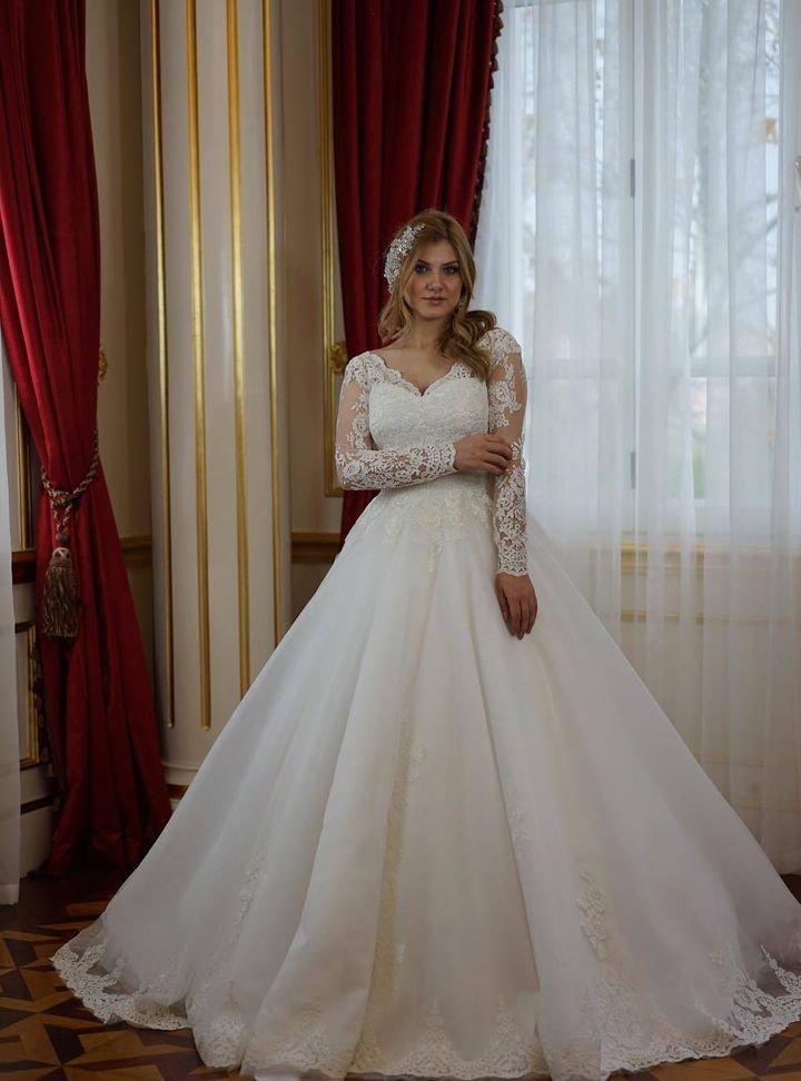 Cansu Tasçı Couture 17 A Kesim Sırt Dekolteli V Yaka Gelinlik