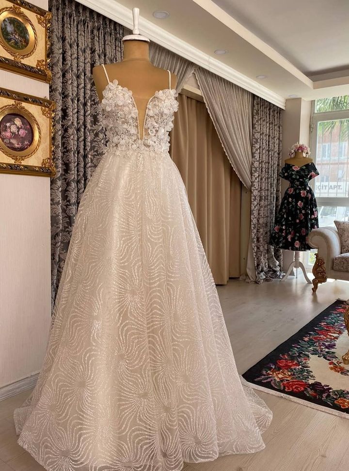 KYT 9 A Kesim V Yaka Göğüs Dekolteli Gelinlik