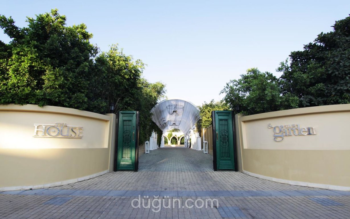 The House Lounge Bar & Restaurant