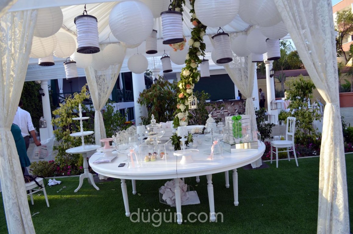 The House Lounge Bar & Restaurant