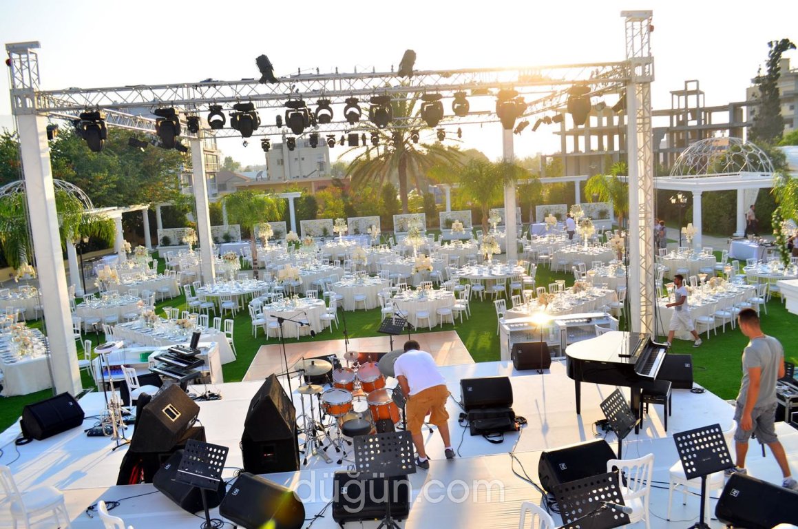 The House Lounge Bar & Restaurant