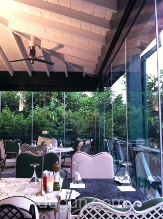 The House Lounge Bar & Restaurant